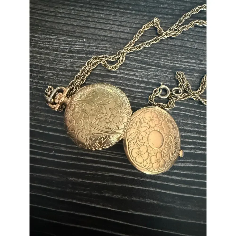 6/$25 Vintage Gold Chain Secret Photo Pendent Necklace - Picture 3 of 5
